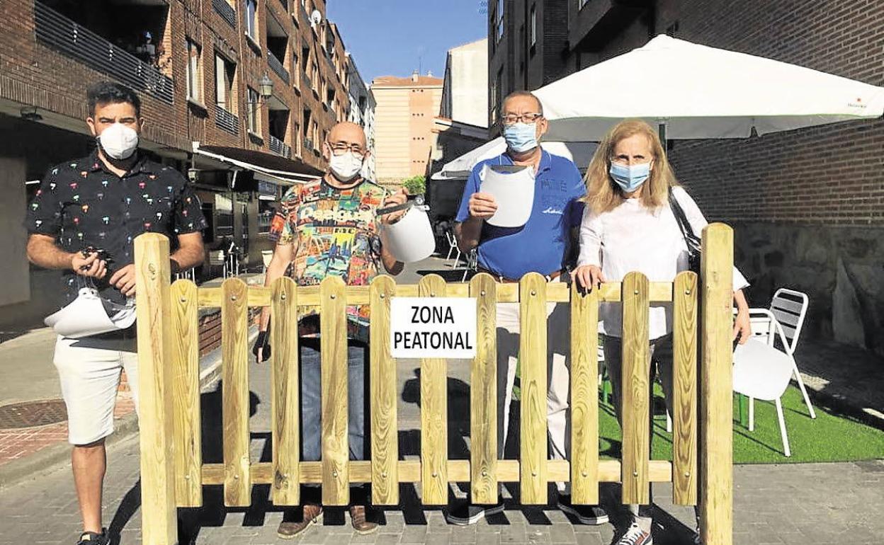 La alcaldesa de Alba de Tormes, Concepción Miguélez, posa en una zona peatonal del municipio. 