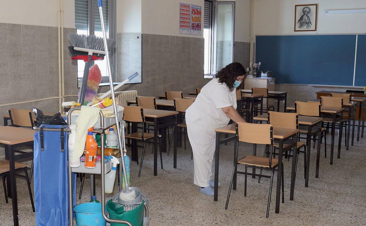 Una trabajadora desinfecta una clase de un centro de Valladolid. 