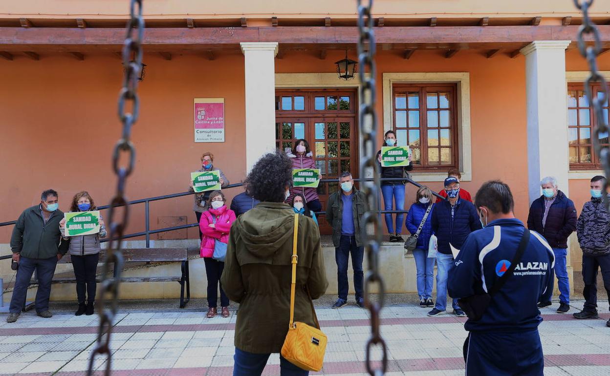 Movilización convocada por el movimiento de la España Vaciada, frente al consultorio de Monzón de Campos (Palencia). 