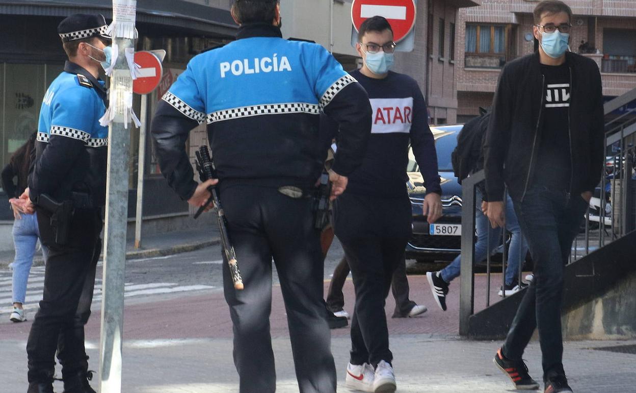 Dos agentes vigilan el campus universitario de Segovia. 