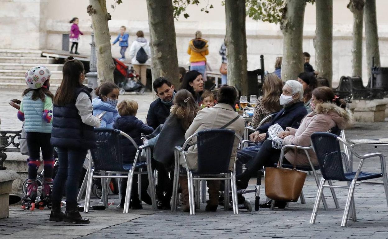 Clientes en una terraza de la Plaza Mayor de la ciudad.