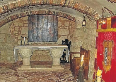 Imagen secundaria 1 - Arriba, Castillo de los Quijada; abajo, cripta de enterramiento de don Luis de Quijada y doña Magdalena de Ulloa y fuente de San Boal. 