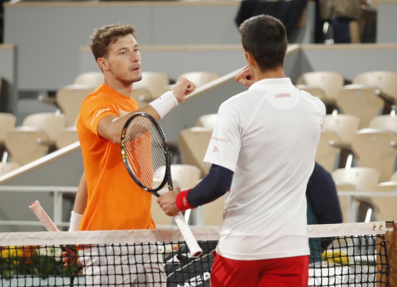 Pablo Carreño (i) saluda a Novak Djokovic tras el partido.