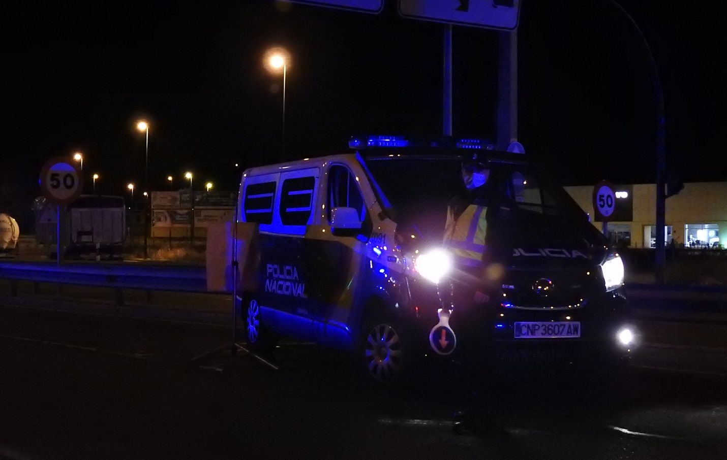 Efectivos de la Policía Nacional y la Guardia Civil han iniciado, pasada le medianoche, controles en las 'fronteras' de León y San Andrés del Rabanedo. Los controles tienen como objeto mantener el confinamiento perimetral de la población debido a la propagación de la pandemia en estas zonas de la provincia.