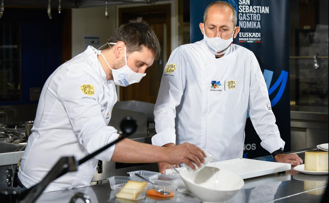 El cocinero Juanjo Losada y el productor Jesús Sanz. 