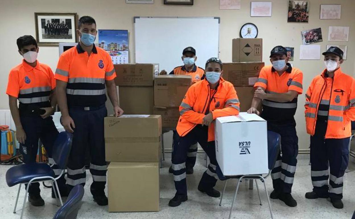 Protección Civil, la Policía Local y los bomberos de Palencia reciben material sanitario de la Junta