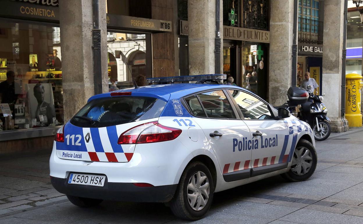 Un coche de la Policía Local en la Calle Mayor de Palencia. 