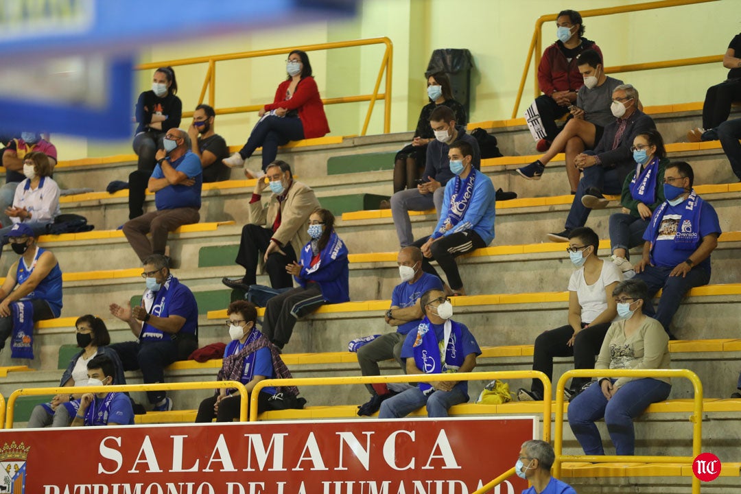 Aficionados del CB Avenida durante el partido en el pabellón de Würzburg