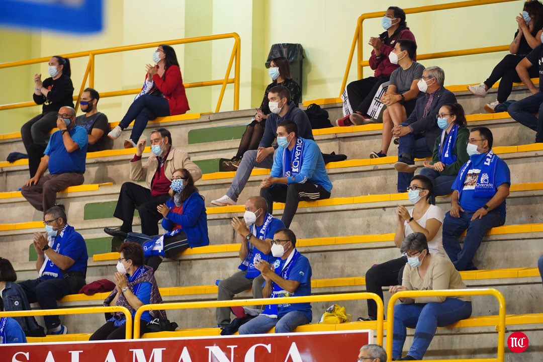 Aficionados del CB Avenida durante el partido en el pabellón de Würzburg