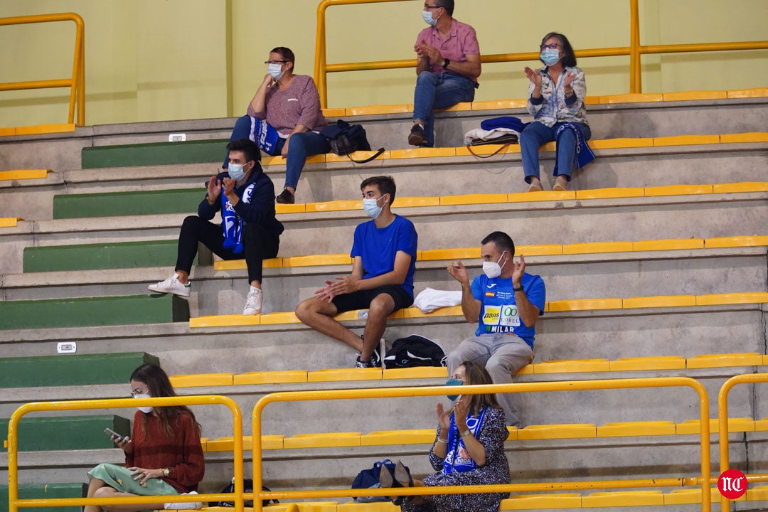 Aficionados del CB Avenida durante el partido en el pabellón de Würzburg