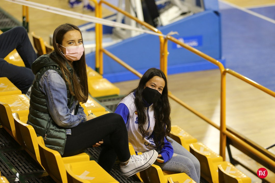 Aficionados del CB Avenida durante el partido en el pabellón de Würzburg