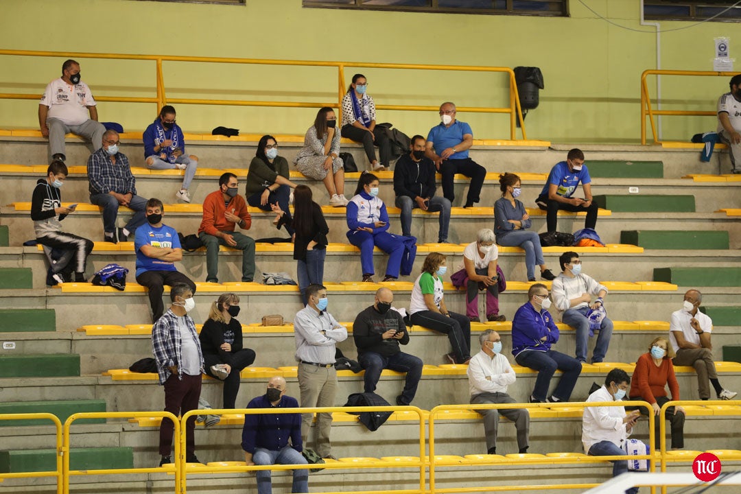 Aficionados del CB Avenida durante el partido en el pabellón de Würzburg