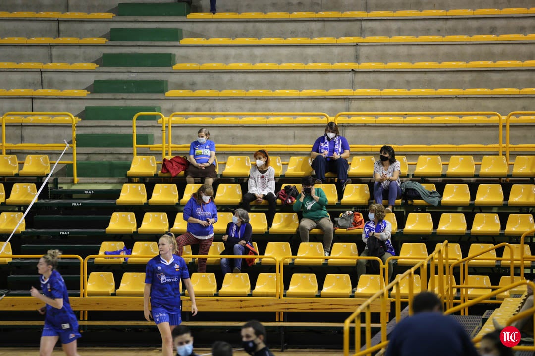 Aficionados del CB Avenida durante el partido en el pabellón de Würzburg