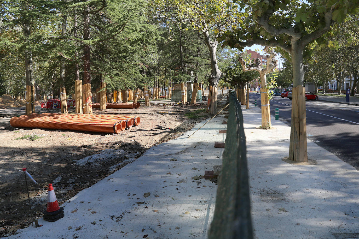 El parque, cuya reforma empezó en julio, ya luce un suelo igualado con el nivel de la calle.