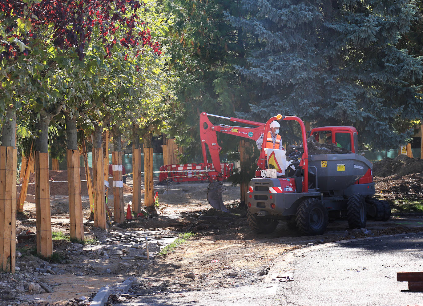 El parque, cuya reforma empezó en julio, ya luce un suelo igualado con el nivel de la calle.