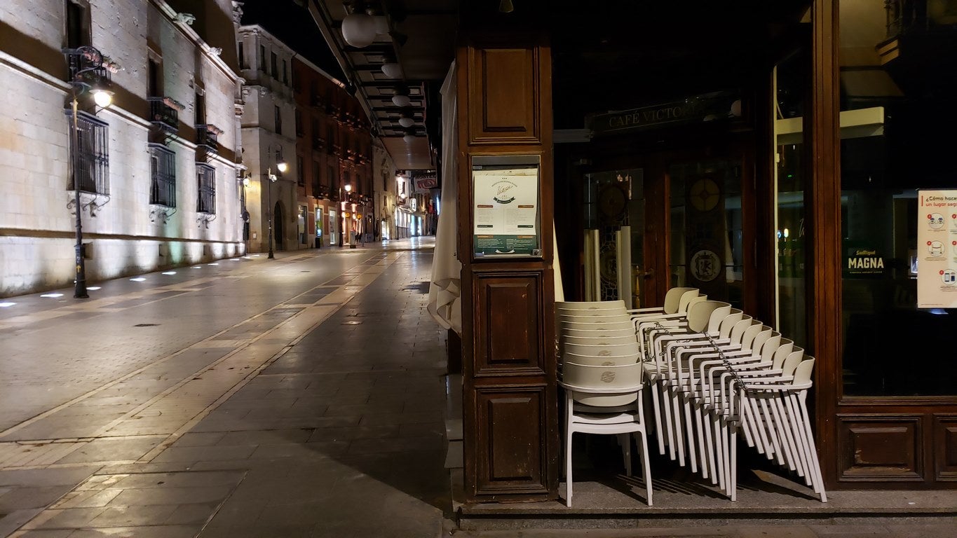 León ha apagado la luz este miércoles a las 23:00 horas. Es la primera jornada de confinamiento perimetral para la capital y San Andrés del Rabanedo. A esa hora la calle en la ciudad era un desierto.