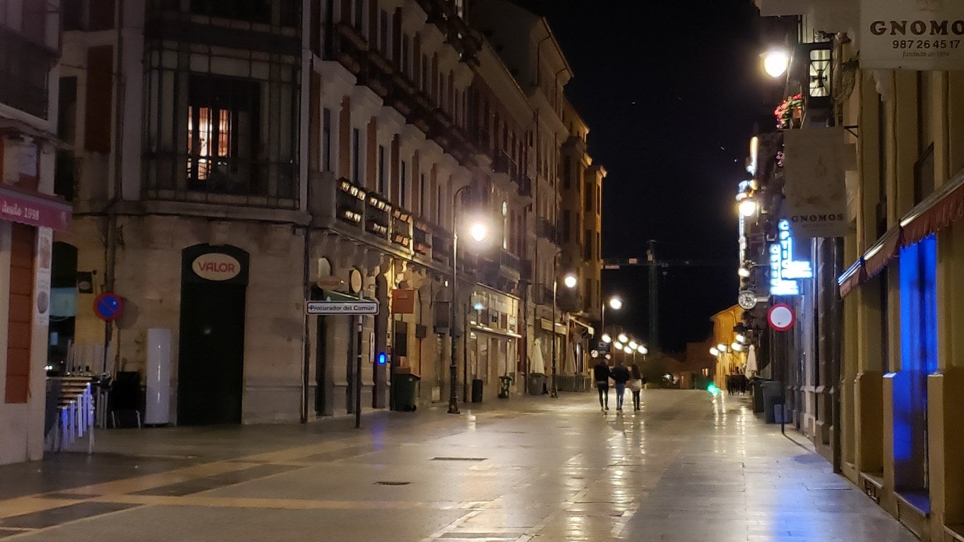 León ha apagado la luz este miércoles a las 23:00 horas. Es la primera jornada de confinamiento perimetral para la capital y San Andrés del Rabanedo. A esa hora la calle en la ciudad era un desierto.