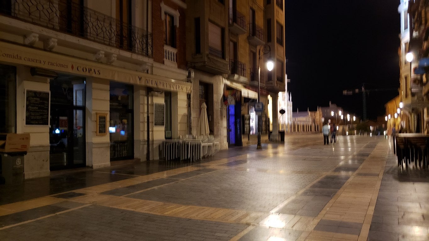 León ha apagado la luz este miércoles a las 23:00 horas. Es la primera jornada de confinamiento perimetral para la capital y San Andrés del Rabanedo. A esa hora la calle en la ciudad era un desierto.