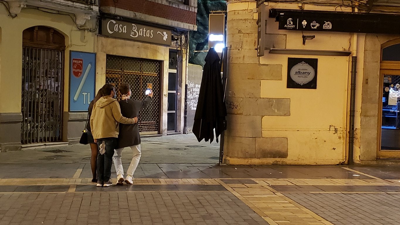 León ha apagado la luz este miércoles a las 23:00 horas. Es la primera jornada de confinamiento perimetral para la capital y San Andrés del Rabanedo. A esa hora la calle en la ciudad era un desierto.