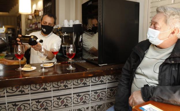 Francisco José Arroyo pone una copa de vino, ayer en el Bocoy.