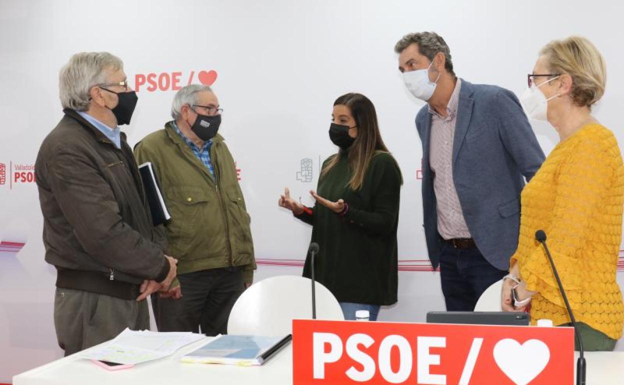 Los delegados de las federaciones de jubilados y pensionistas de Comisiones Obreras y UGT, Julio Guati y Carlos Sánchez, tras la reunión con las procuradoras Nuria Rubio e Isabel Gonzalo y Manuel Escarda, secretario del PSOE de Valladolid. 