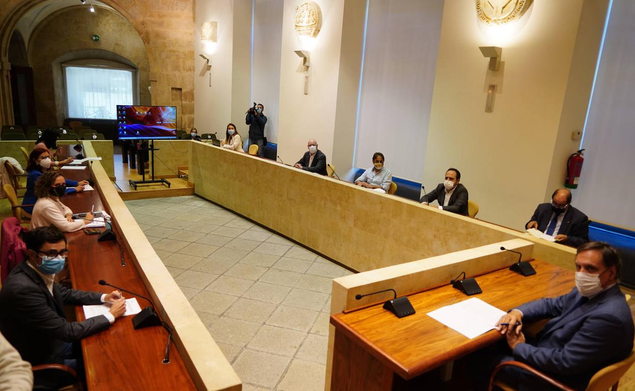 Un momento de la reunión de la comisión de seguimiento del pacto por la reactivación económica deSalamanca. 