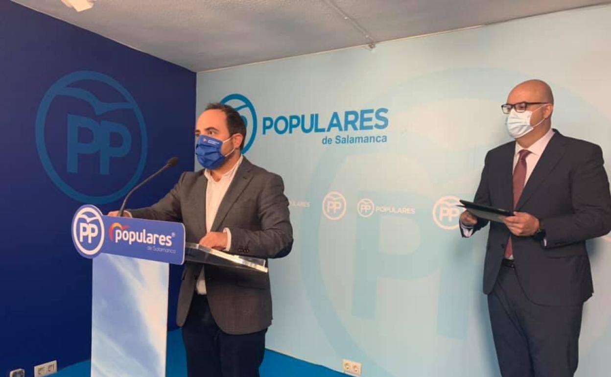 El concejal Daniel Llanos y el diputado Carlos García presentaron la moción del Partido Popular. 