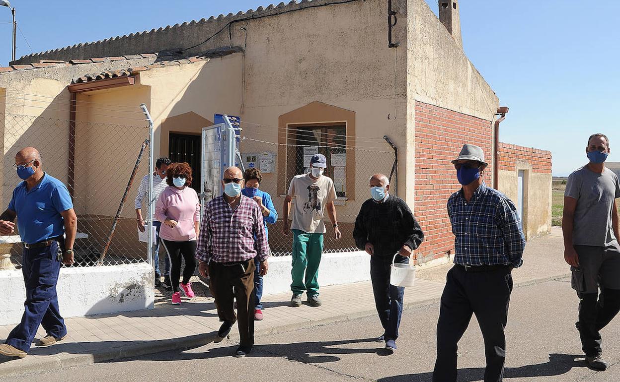 Vecinos de Cervillego de la Cruz, ayer ante el centro de salud. 