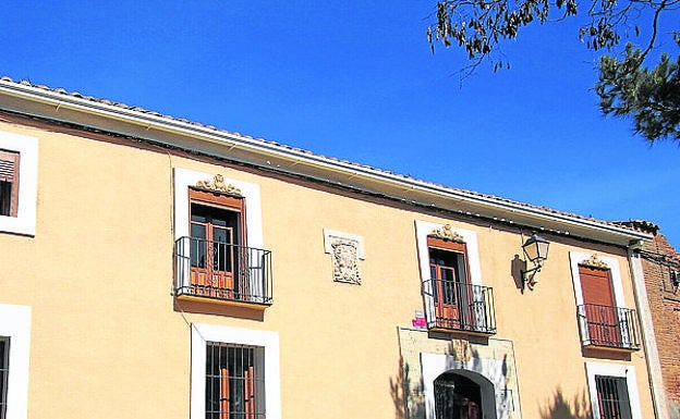 Imagen principal - Arriba, Casona en Villamuriel; Abajo, antiguo pósito o almacén y puerta de la iglesia. 