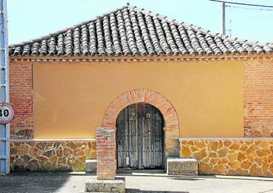 Imagen secundaria 1 - Arriba, Casona en Villamuriel; Abajo, antiguo pósito o almacén y puerta de la iglesia. 