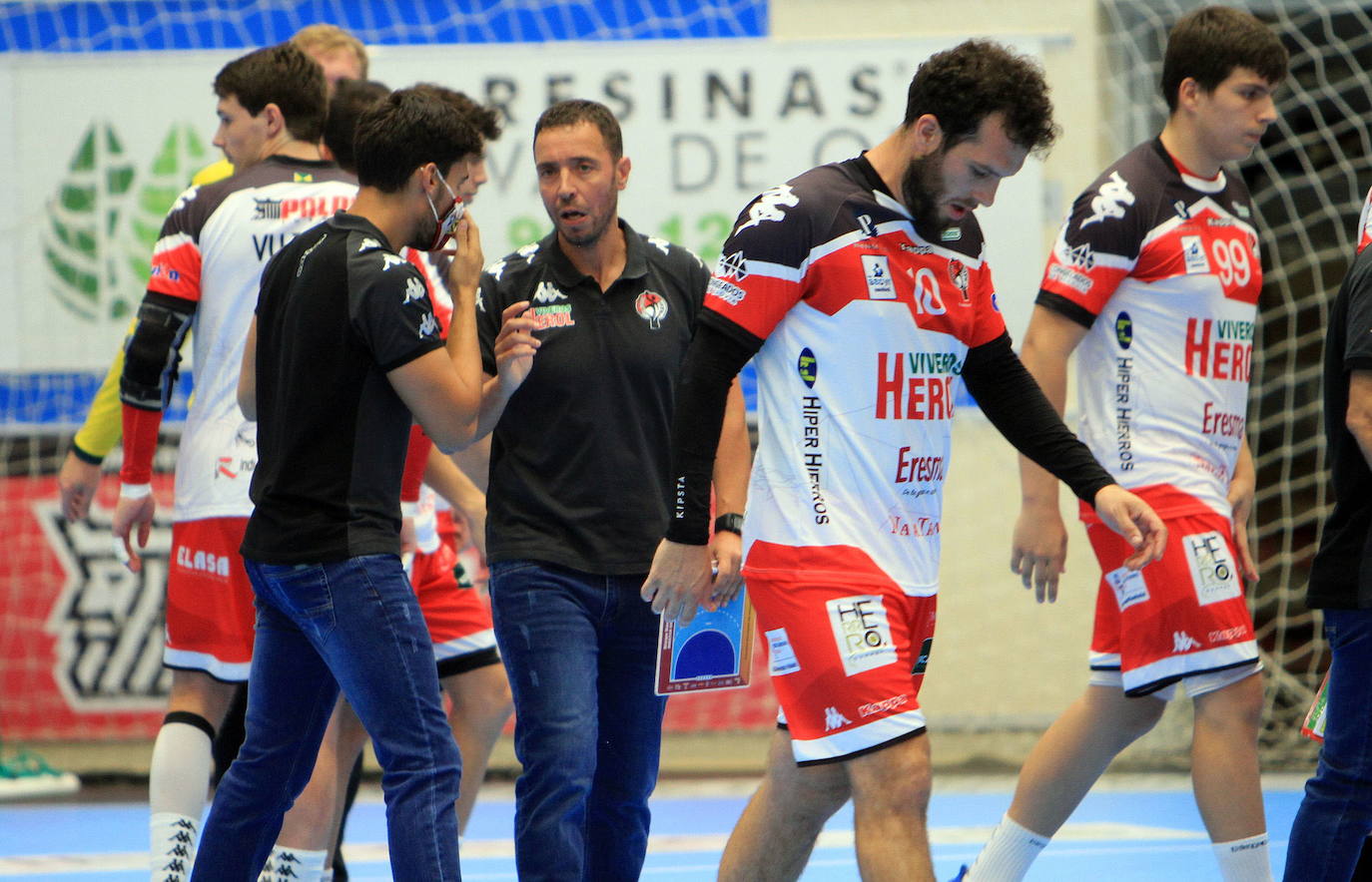 Jugadores y cuerpo técnico del Nava, tras un partido.