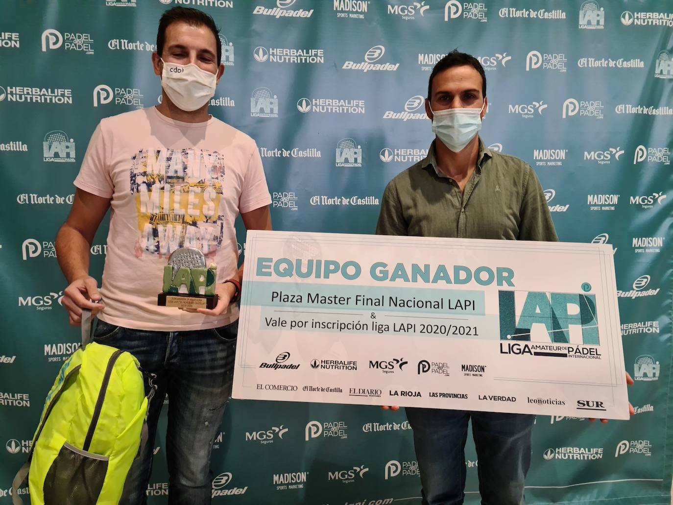 Los galardonados recogen sus trofeos. 