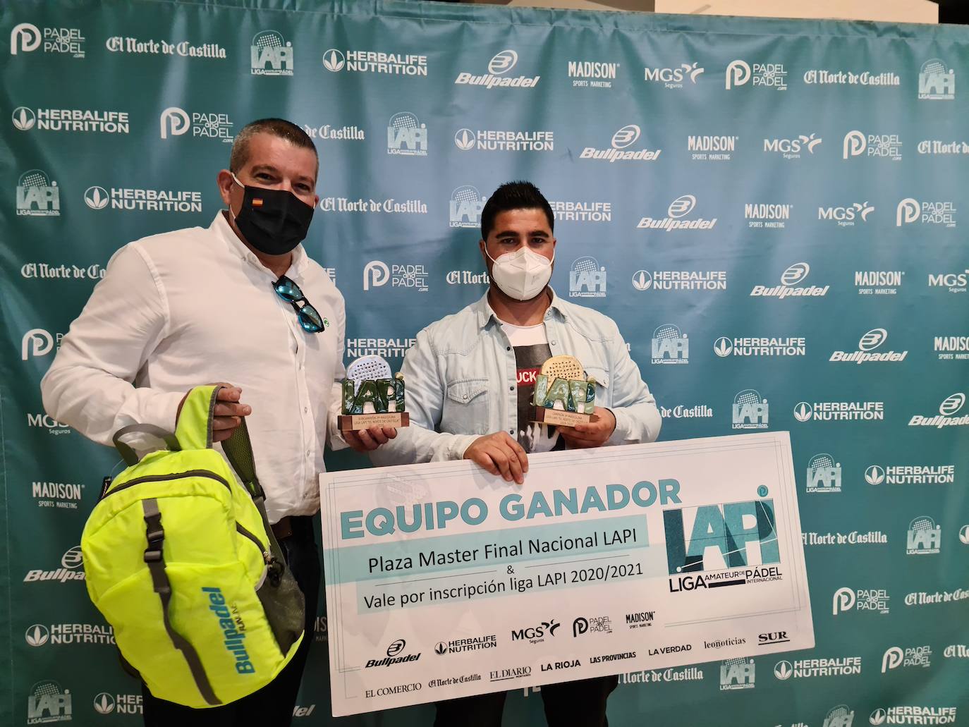 Los galardonados recogen sus trofeos. 