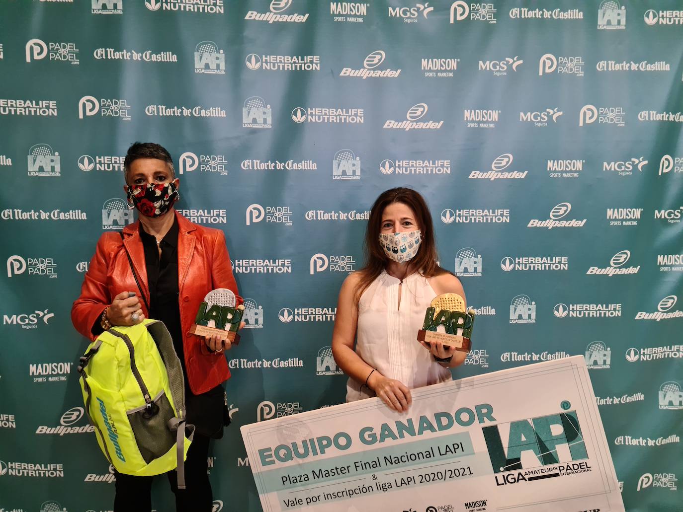 Los galardonados recogen sus trofeos. 