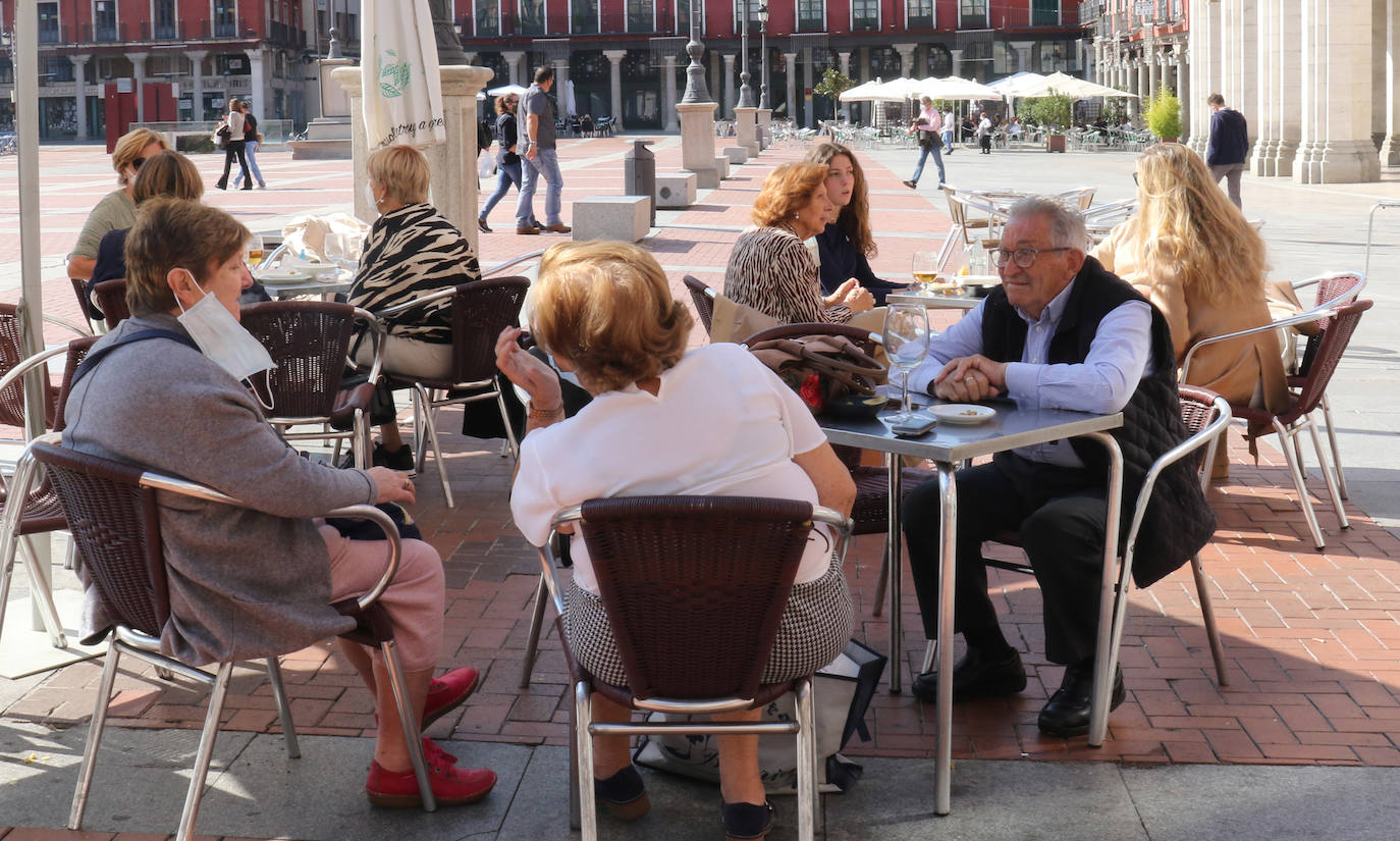 Los vallisoletanos han recibido el viernes de puente disfrutando de las buenas temperaturas en las terrazas de la ciudad.