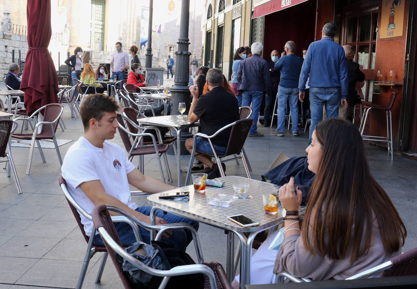 Los vallisoletanos han recibido el viernes de puente disfrutando de las buenas temperaturas en las terrazas de la ciudad.