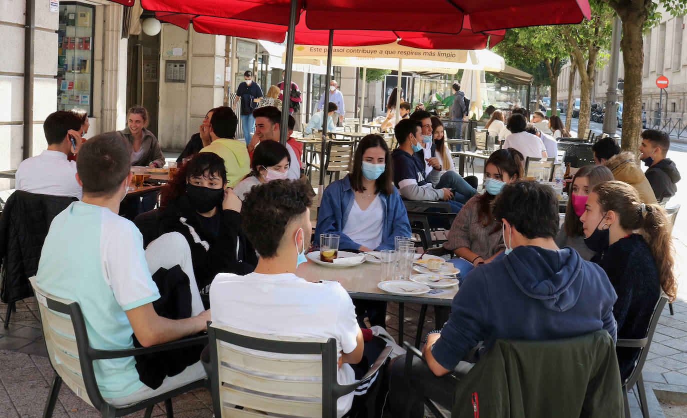 Los vallisoletanos han recibido el viernes de puente disfrutando de las buenas temperaturas en las terrazas de la ciudad.