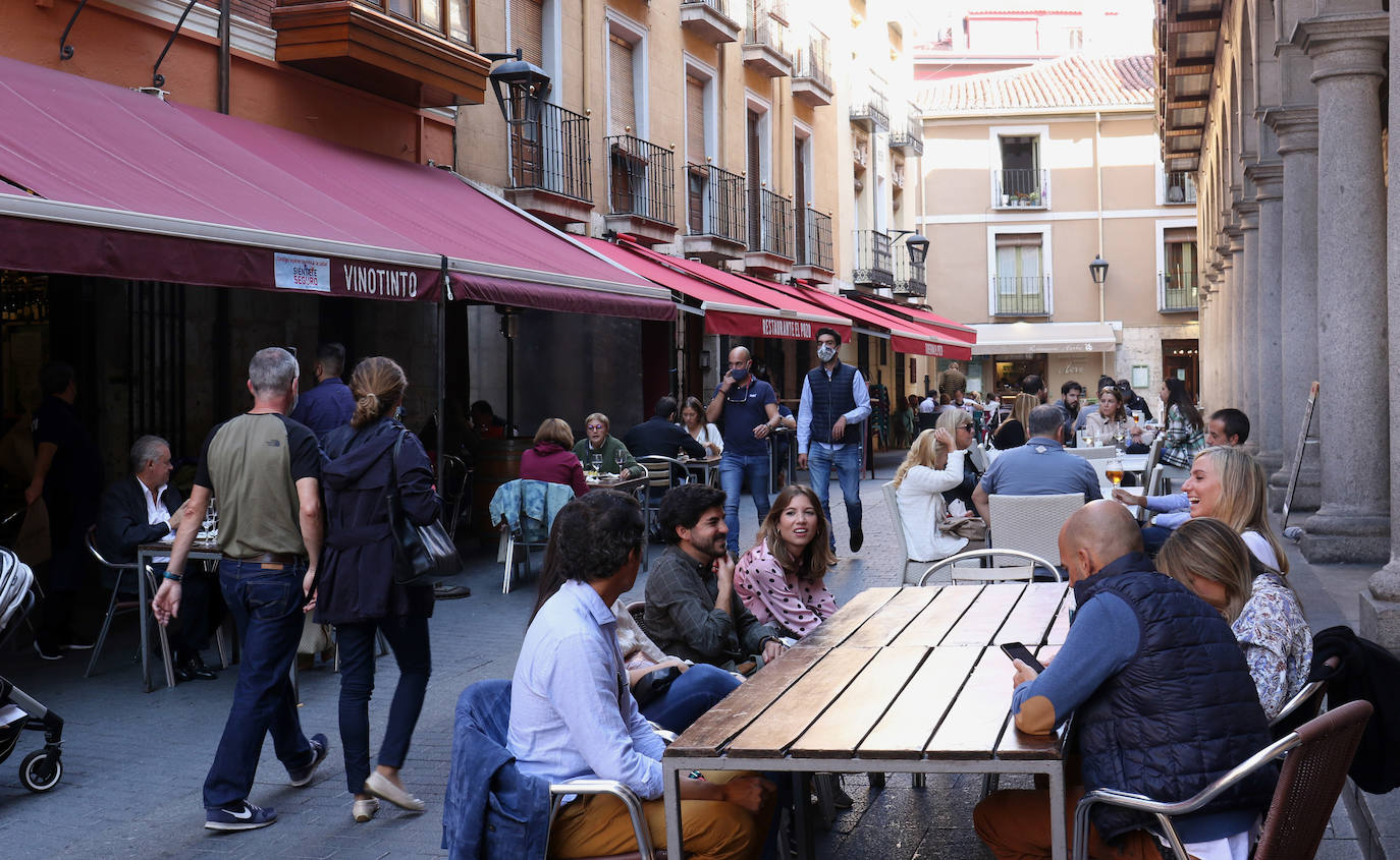 Los vallisoletanos han recibido el viernes de puente disfrutando de las buenas temperaturas en las terrazas de la ciudad.