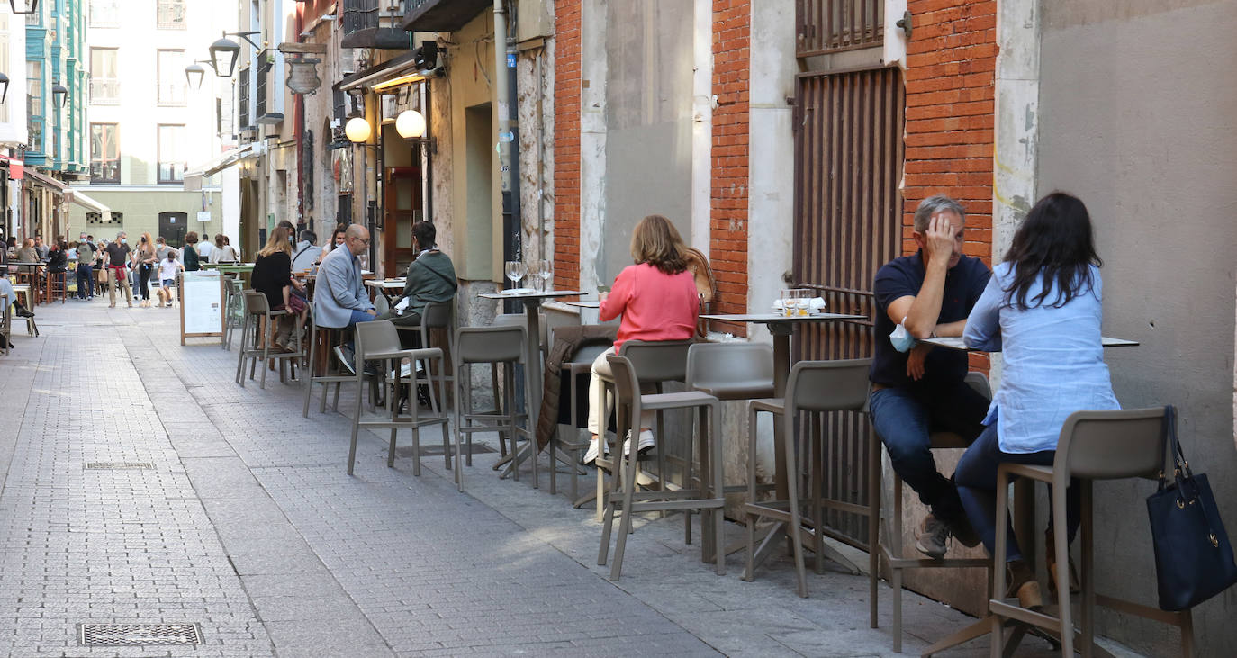 Los vallisoletanos han recibido el viernes de puente disfrutando de las buenas temperaturas en las terrazas de la ciudad.