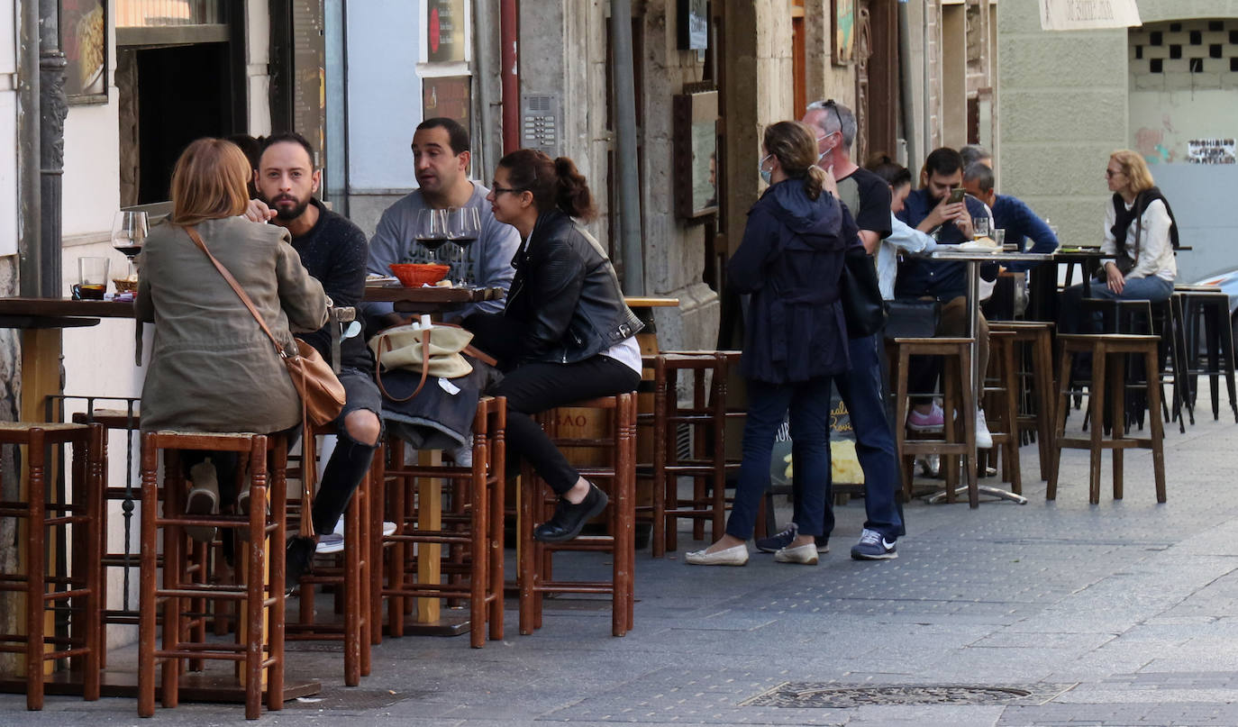 Los vallisoletanos han recibido el viernes de puente disfrutando de las buenas temperaturas en las terrazas de la ciudad.
