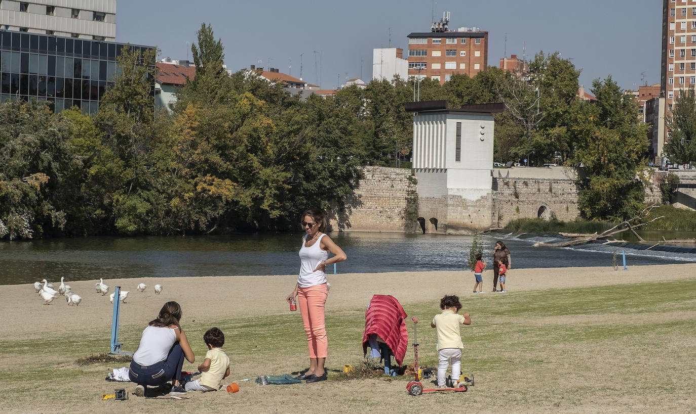 Los vallisoletanos han recibido el viernes de puente disfrutando de las buenas temperaturas en las terrazas de la ciudad.