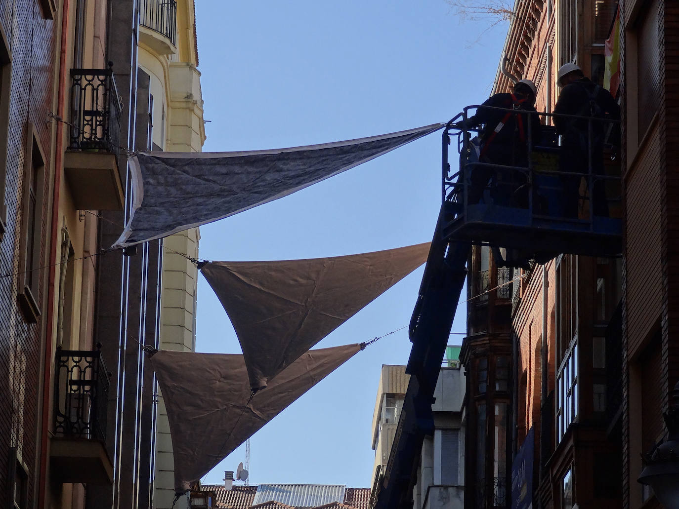 Fotos: Instalación de los toldos vegetales en la calle Santa María de Valladolid