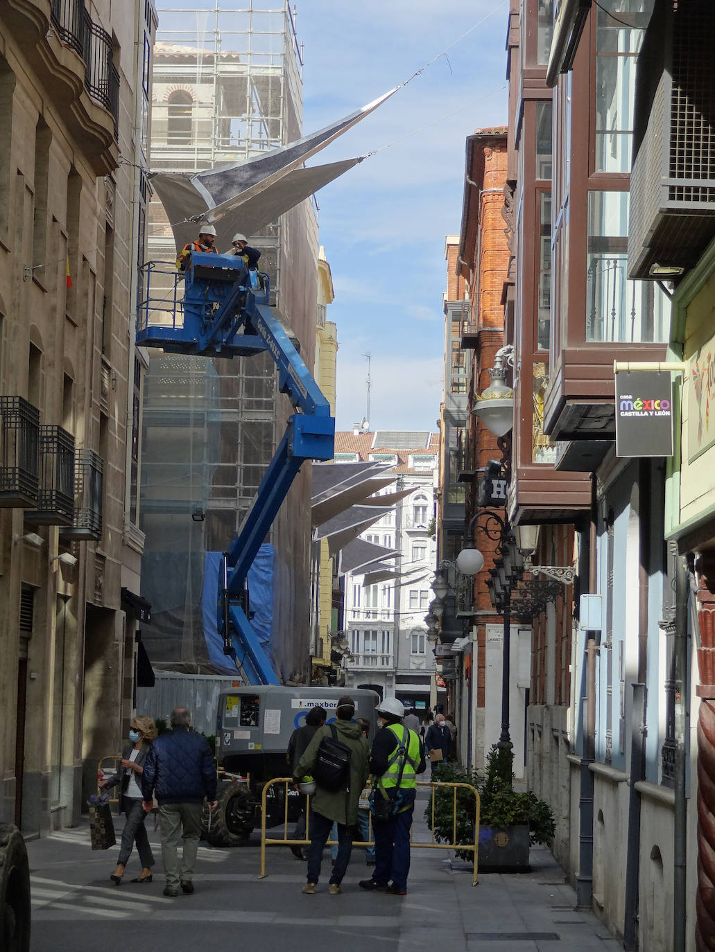 Fotos: Instalación de los toldos vegetales en la calle Santa María de Valladolid