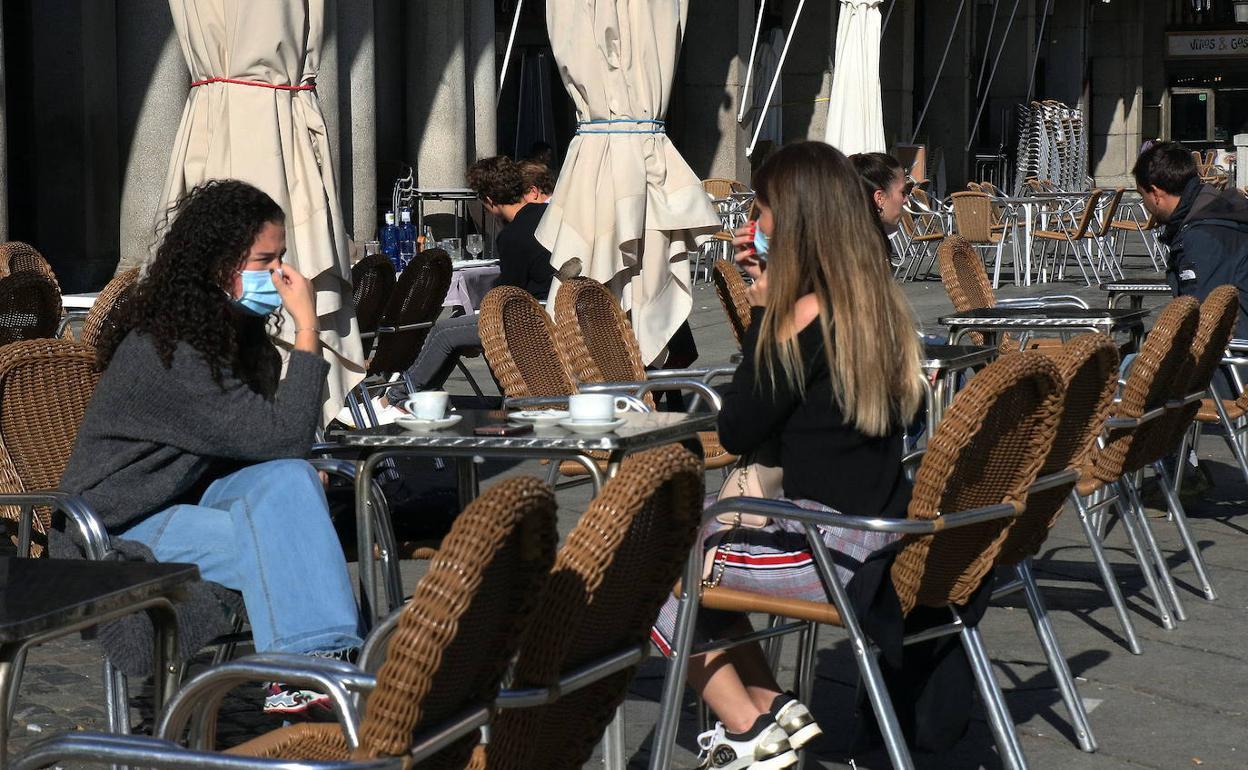 Clientes en una terraza. 