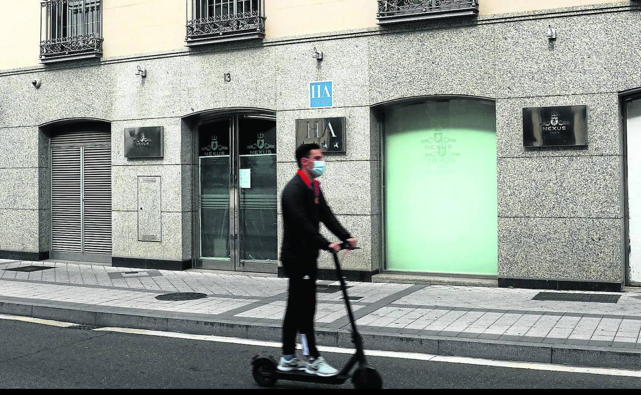 Un joven ante el hotel Nexus, cerrado desde marzo, como informa al público en un cartel. 