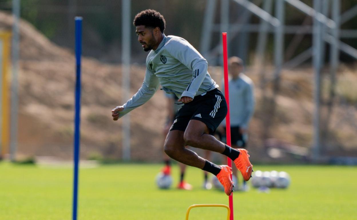 Janko realiza un salto en una de las sesiones físicas del primer equipo. 