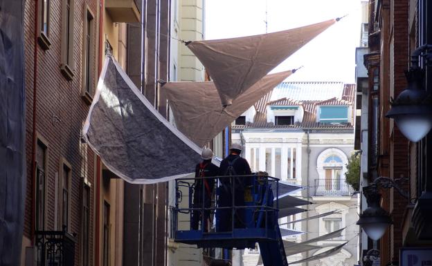 La calle Santa María de Valladolid luce 16 de los 21 toldos vegetales que cubrirán sus 200 metros