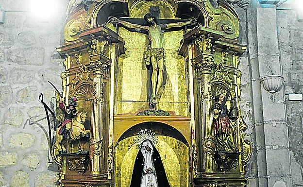 Imagen principal - Arriba,altar del Cristo y la Soledad, con tallas de Santiago apóstol y Santa Bárbara; abajo, cuadro de la Virgen y el Niño Jesús e interior de la Iglesia Parroquial.