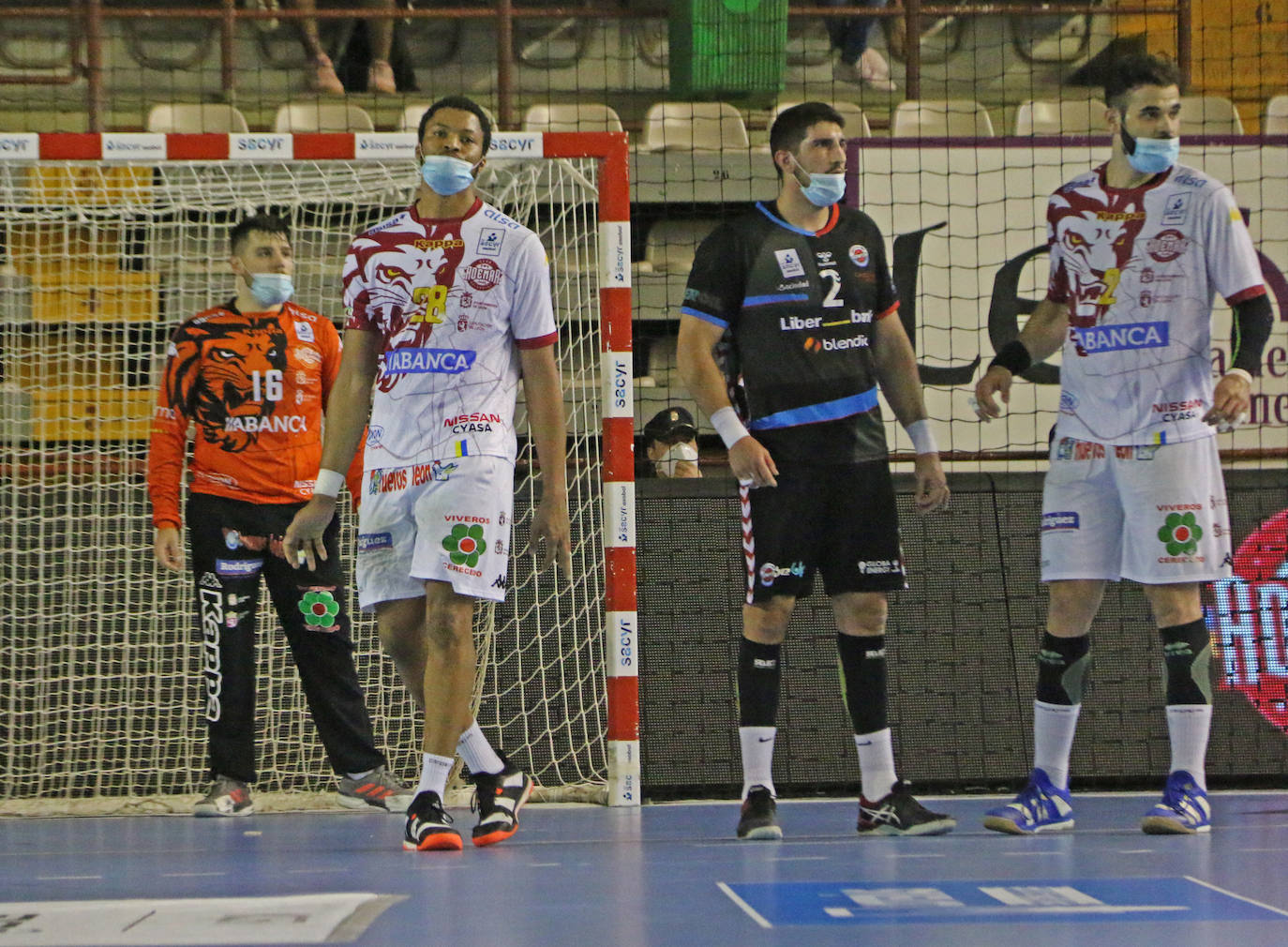 Fotos: El Ademar y el SinFin hacen historia en el primer partido con mascarillas