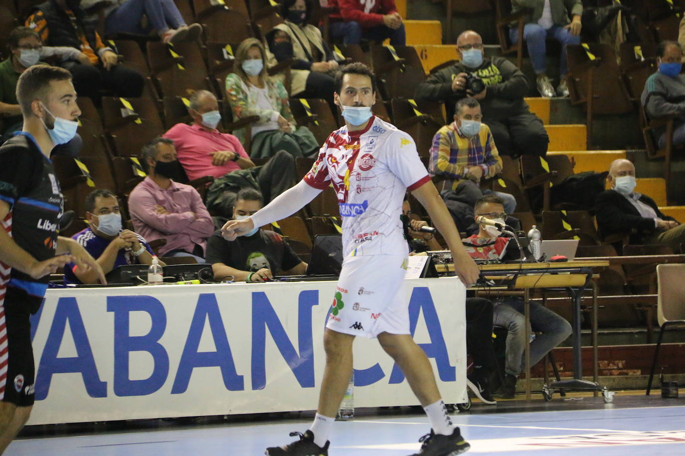 Fotos: El Ademar y el SinFin hacen historia en el primer partido con mascarillas